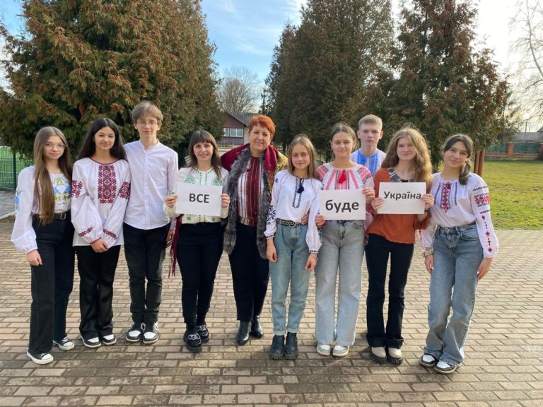 Школярі з Лисця вже передали на фронт понад тисячу окопних свічок та оберегів (ФОТО)