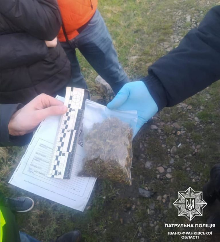 На Прикарпатті патрульні знайшли наркотики у підозрілого пасажира авто (ФОТО)