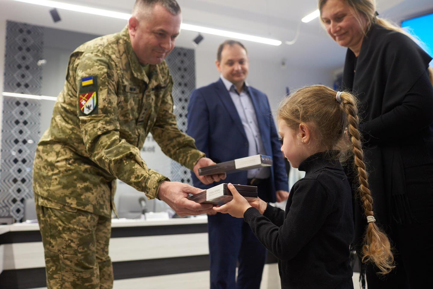 У Франківську вручили ордени “За мужність” рідним 12 загиблих бійців (ФОТО)