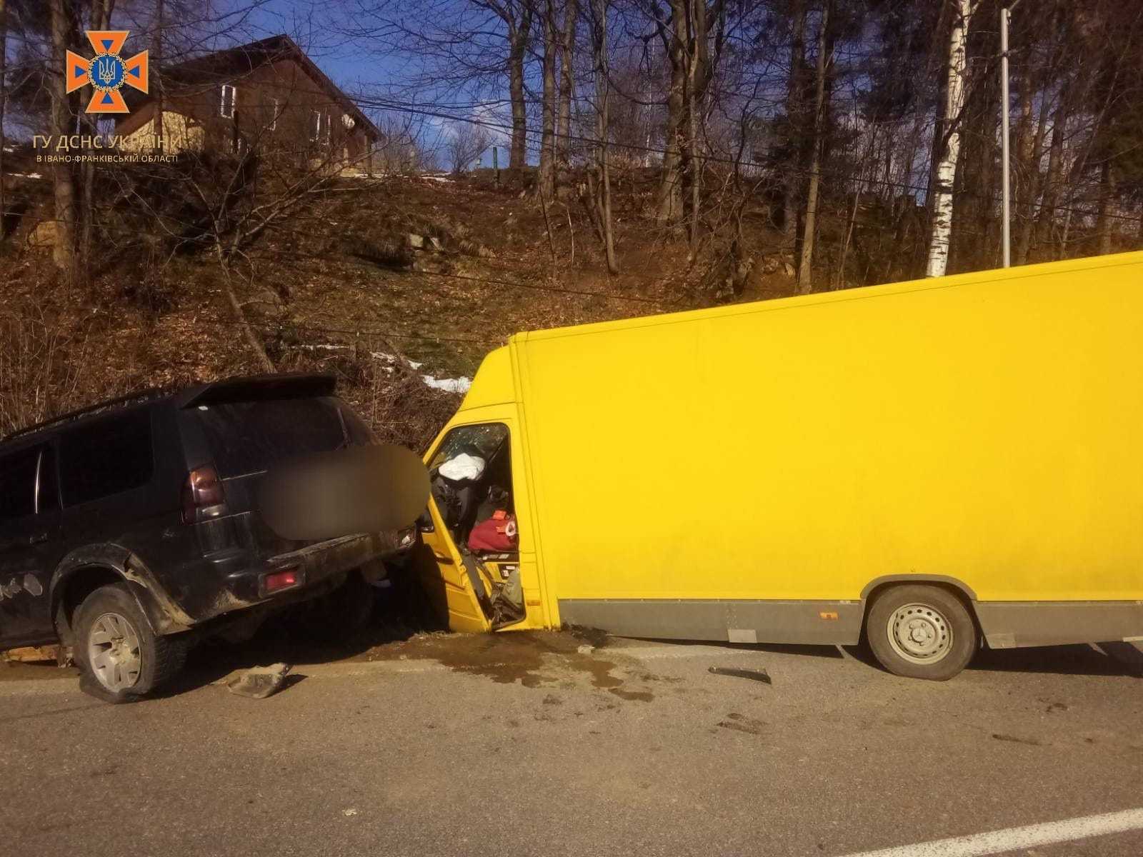 У Микуличині зіткнулися три автівки, двоє травмованих (ФОТО)