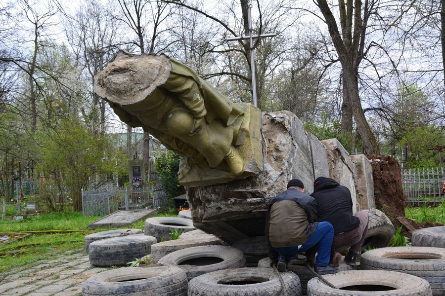Пам’ятник червоній армії демонтували у Надвірній (ФОТО)