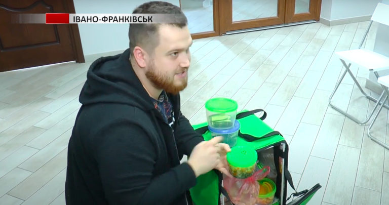 Родина волонтерів з Харкова щодня готує обіди для франківських медиків (ВІДЕО)
