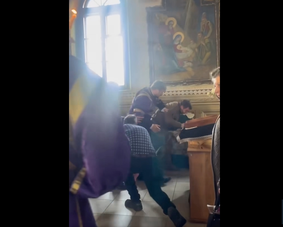 У Хмельницькому побили військового у храмі УПЦ МП. Поліція каже, що конфлікт почав він (ВІДЕО)