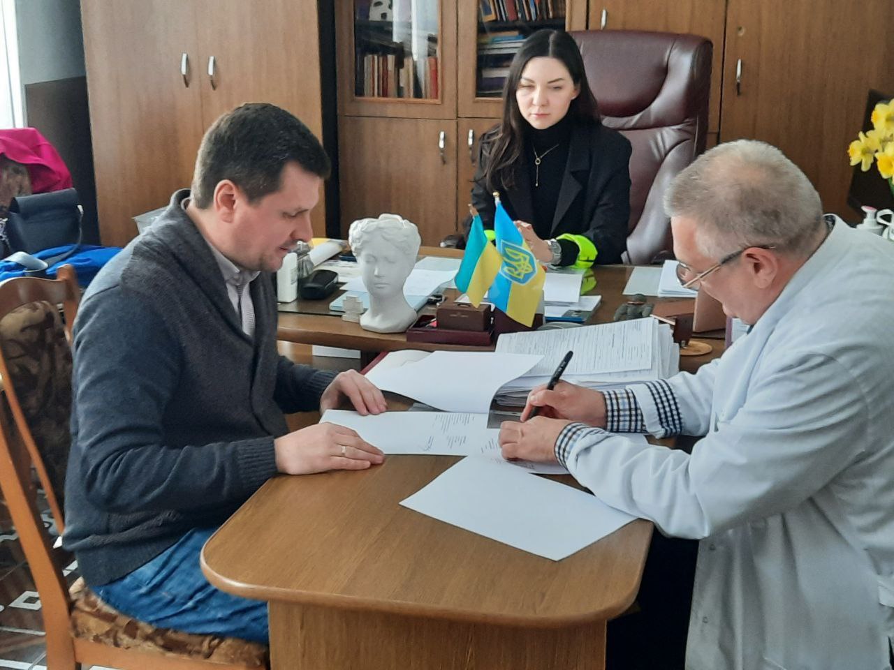 Працівники прикарпатського онкоцентру перераховуватимуть одноденний заробіток на ЗСУ (ФОТО)