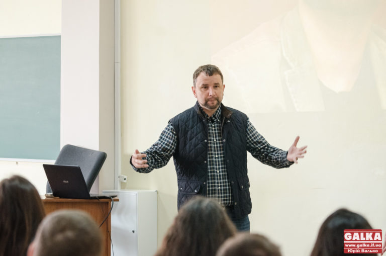 Про війну за свободу від УПА до ЗСУ: Володимир В’ятрович у Франківську презентував книгу «Наша столітня» (ФОТО)