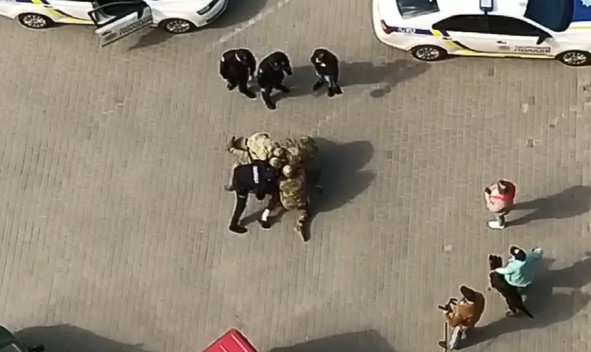 Не повістка і не працівники ТЦК: стало відомо, кого і за що затримували у Франківську військові (ВІДЕО)