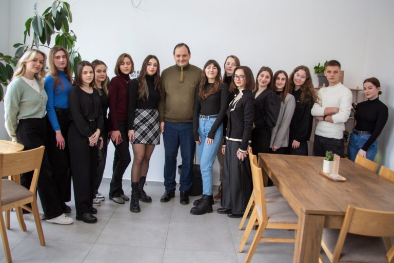 Молодь Франківська з віком менше довіряє владі — опитування