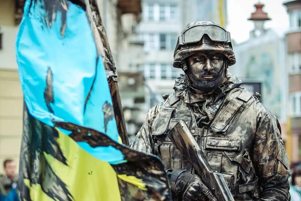 Франківські міми на День міста зібрали понад 21 тисячу гривень для ЗСУ (ФОТО)