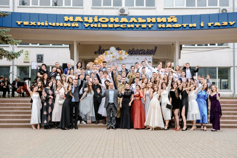 В університеті нафти і газу на балу зібрали понад 26 000 гривень для захисників (ФОТО)