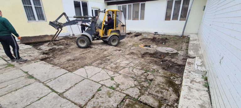 У Снятині єврейські надгробки використовували замість плитки. Їх переносять на кладовище (ФОТО)