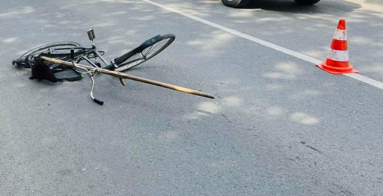У Рогатині автомобіль збив велосипедиста, він – у лікарні (ФОТО)