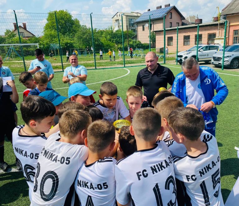 Франківські поліціянти зіграли матч зі школярами до Дня захисту дітей (ФОТО)