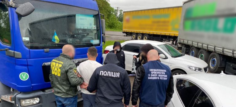 Прикарпатець намагався підкупити прикордонницю, щоб вивезти чоловіків за кордон