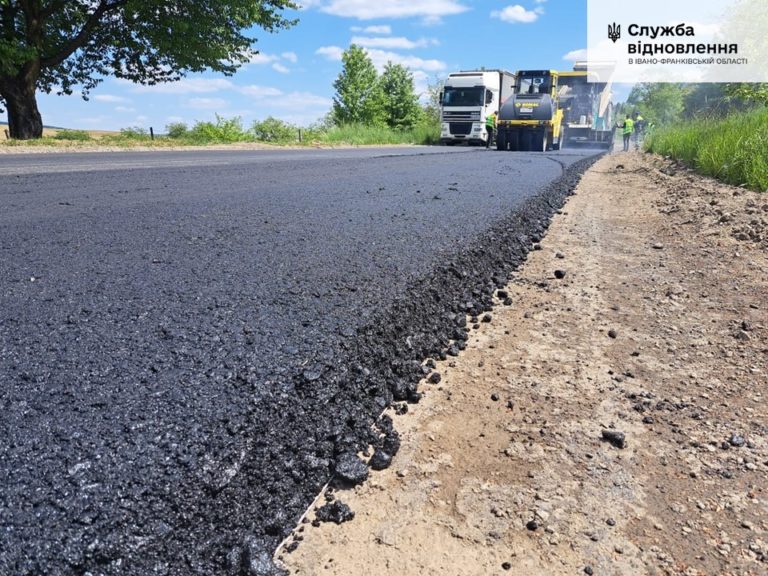 Дорожники заасфальтували підʼїзд до Рогатина та латають ями у Бурштині (ФОТО)