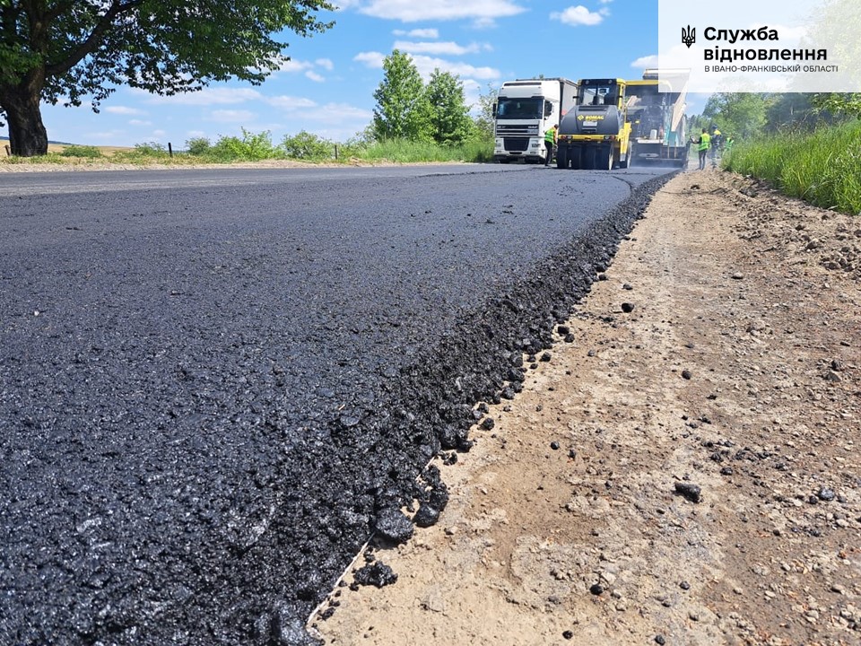 Дорожники заасфальтували підʼїзд до Рогатина та латають ями у Бурштині (ФОТО)