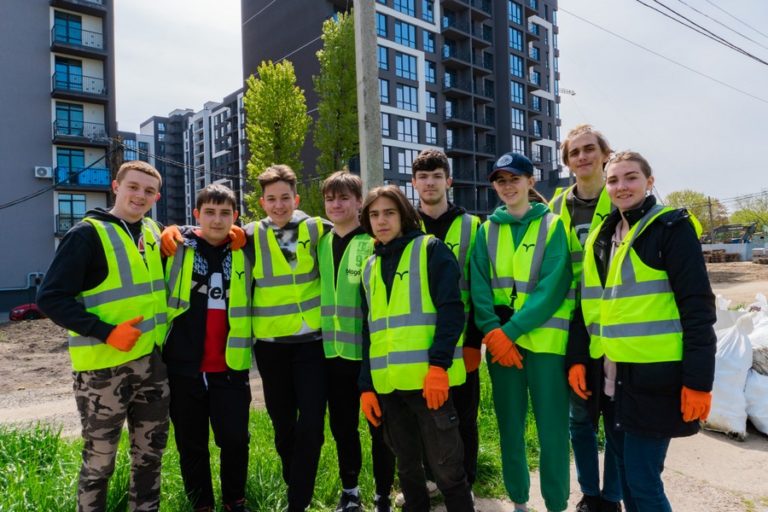 120 мішків сміття зібрали небайдужі неподалік Бистриці у Франківську (ФОТО)