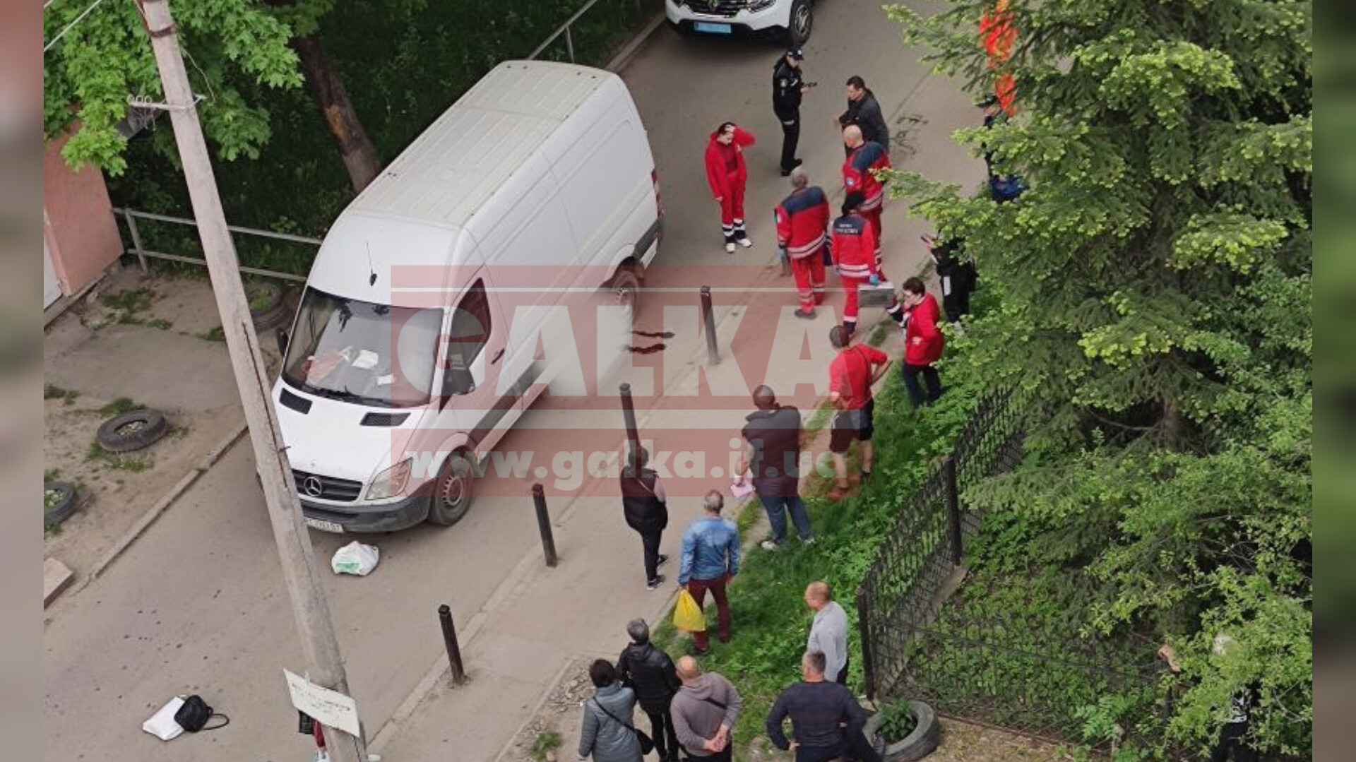 Водій здавав назад: у Франківську жінка потрапила під бус і загинула