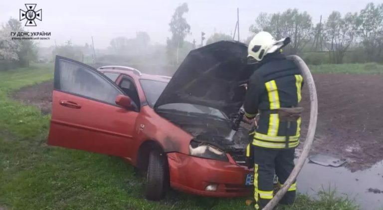 Удосвіта на Коломийщині горіло авто (ФОТО)