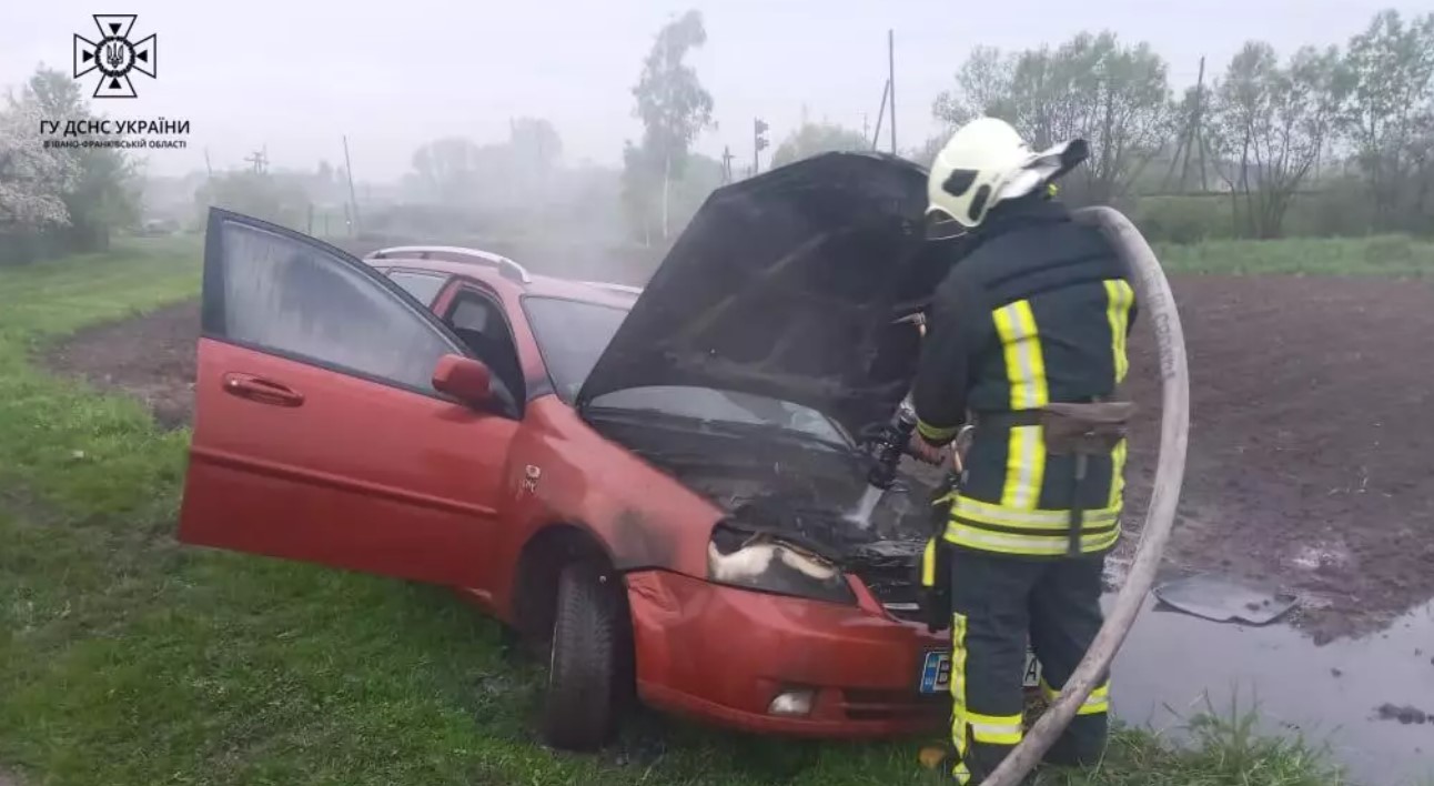 Удосвіта на Коломийщині горіло авто (ФОТО)