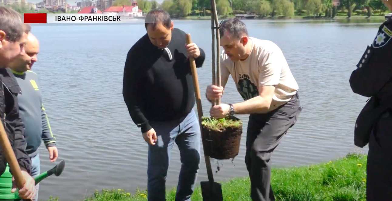 Франківці та вимушені переселенці разом висадили дерева біля міського озера (ВІДЕО)