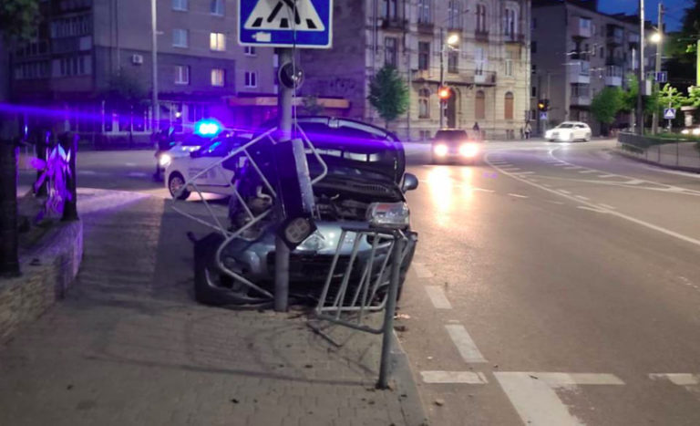 На Мазепи нетверезий водій врізався у світлофор та огорожу (ФОТОФАКТ)