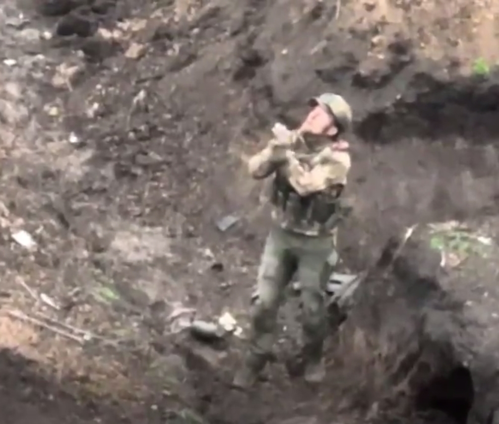 Під Бахмутом росіянин здався в полон українському дрону (ВІДЕО)