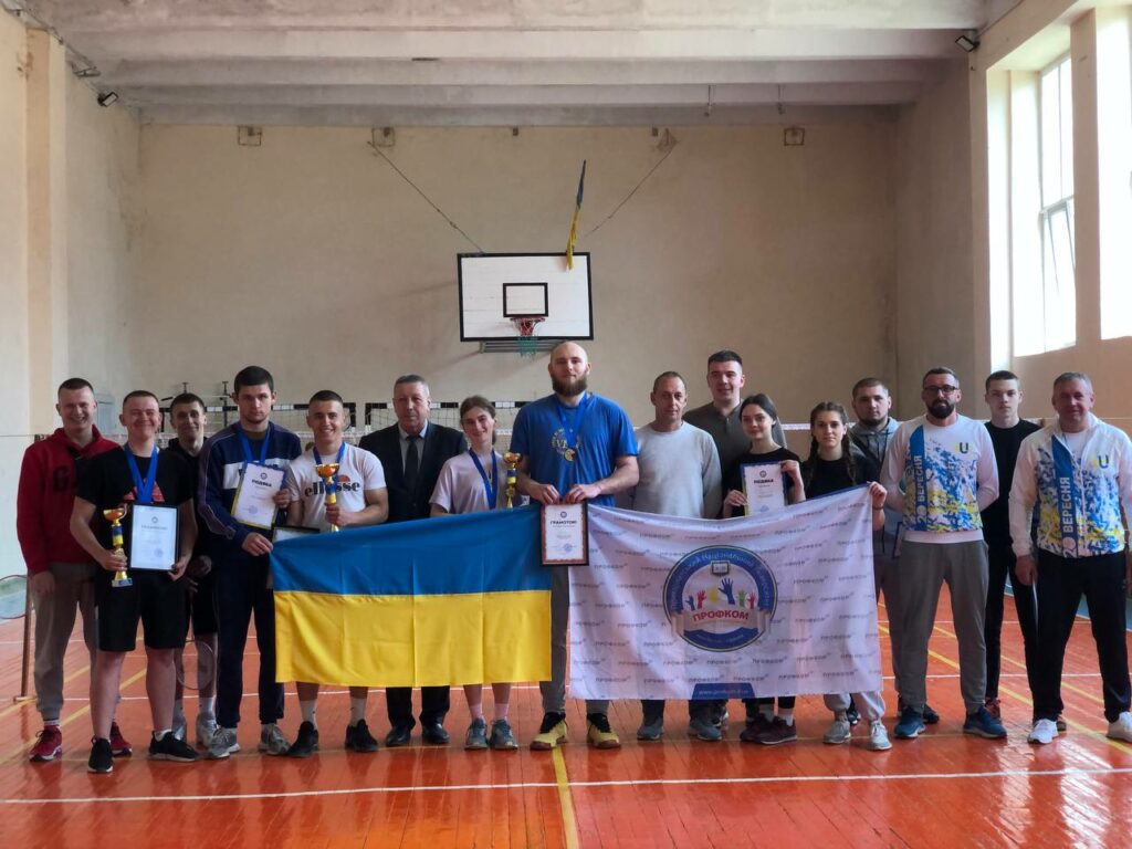 У Прикарпатському університеті пройшов благодійний турнір з бадмінтону – збирали гроші на ЗСУ