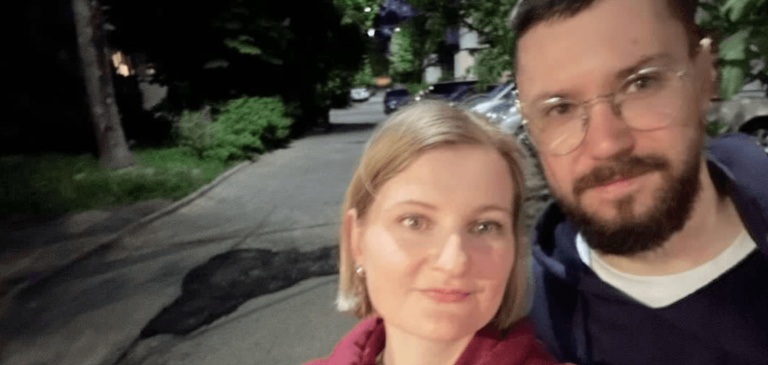Не чекаючи мерії: пара франківців самостійно заасфальтувала ями у своєму дворі (ФОТО)