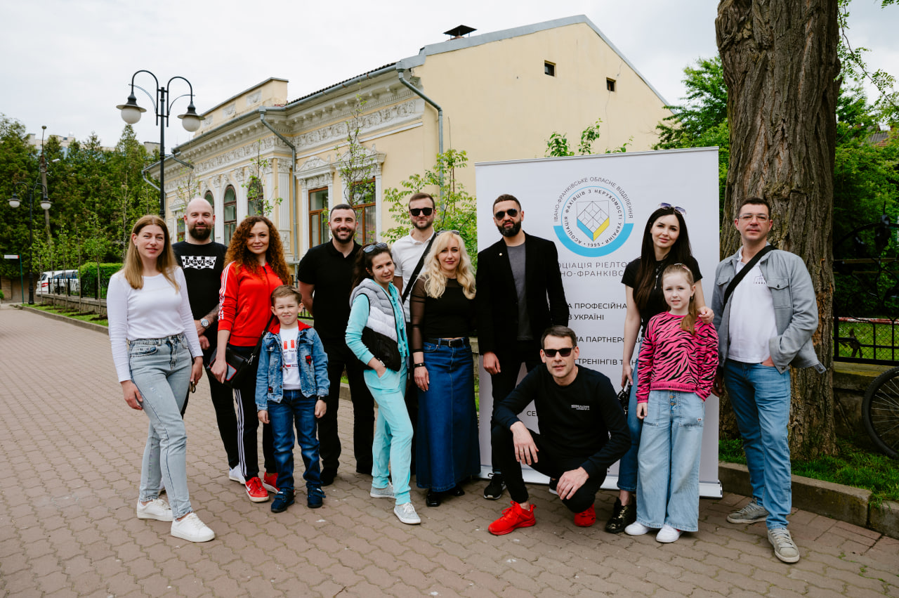 Франківські рієлтори висадили алею декоративних груш у міському парку (ФОТО, ВІДЕО)