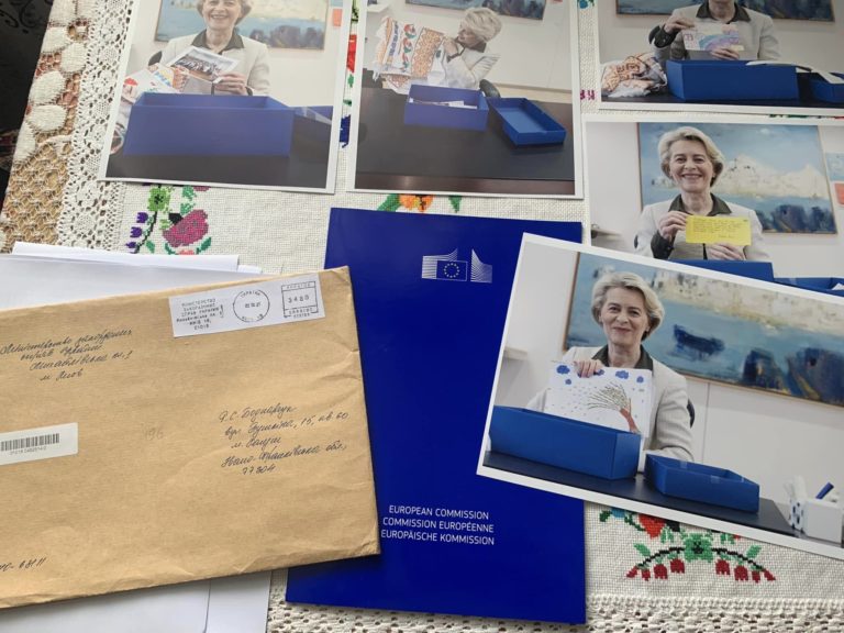 Подяка за малюнки та вишитий рушник: прикарпатка отримала листа від Урсули фон дер Ляєн (ФОТО)