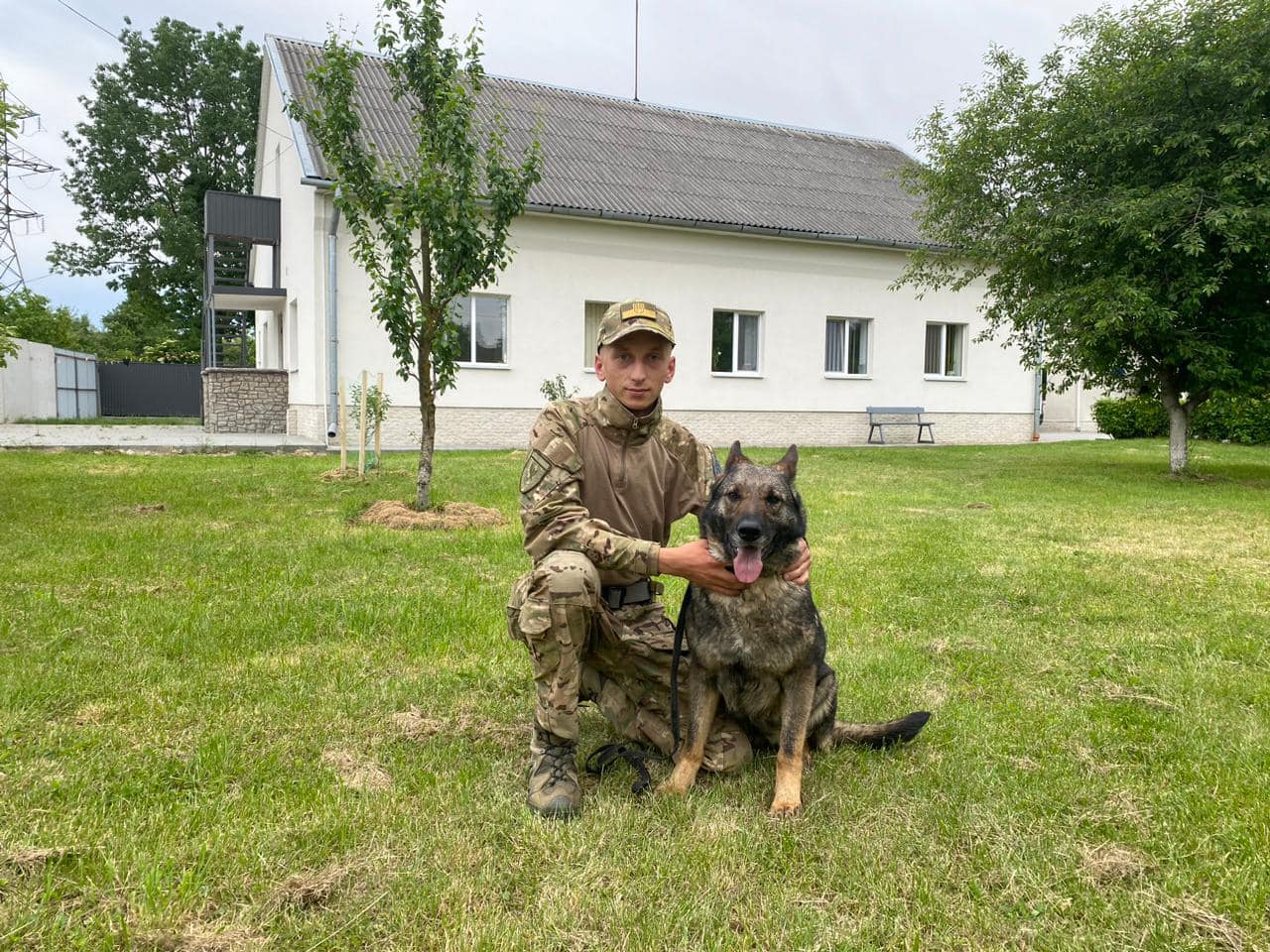 Був без свідомості: на Прикарпатті службова собака допомогла розшукати пенсіонера (ФОТО)