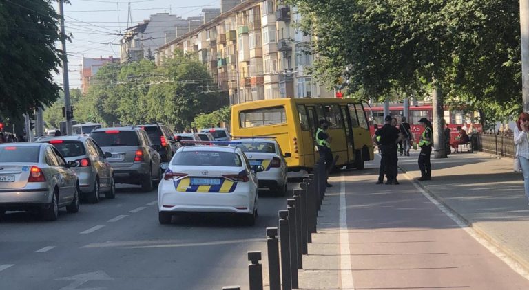 На Галицькій водій маршрутки без прав збив стовпці. Ймовірно був пʼяний (ФОТО)