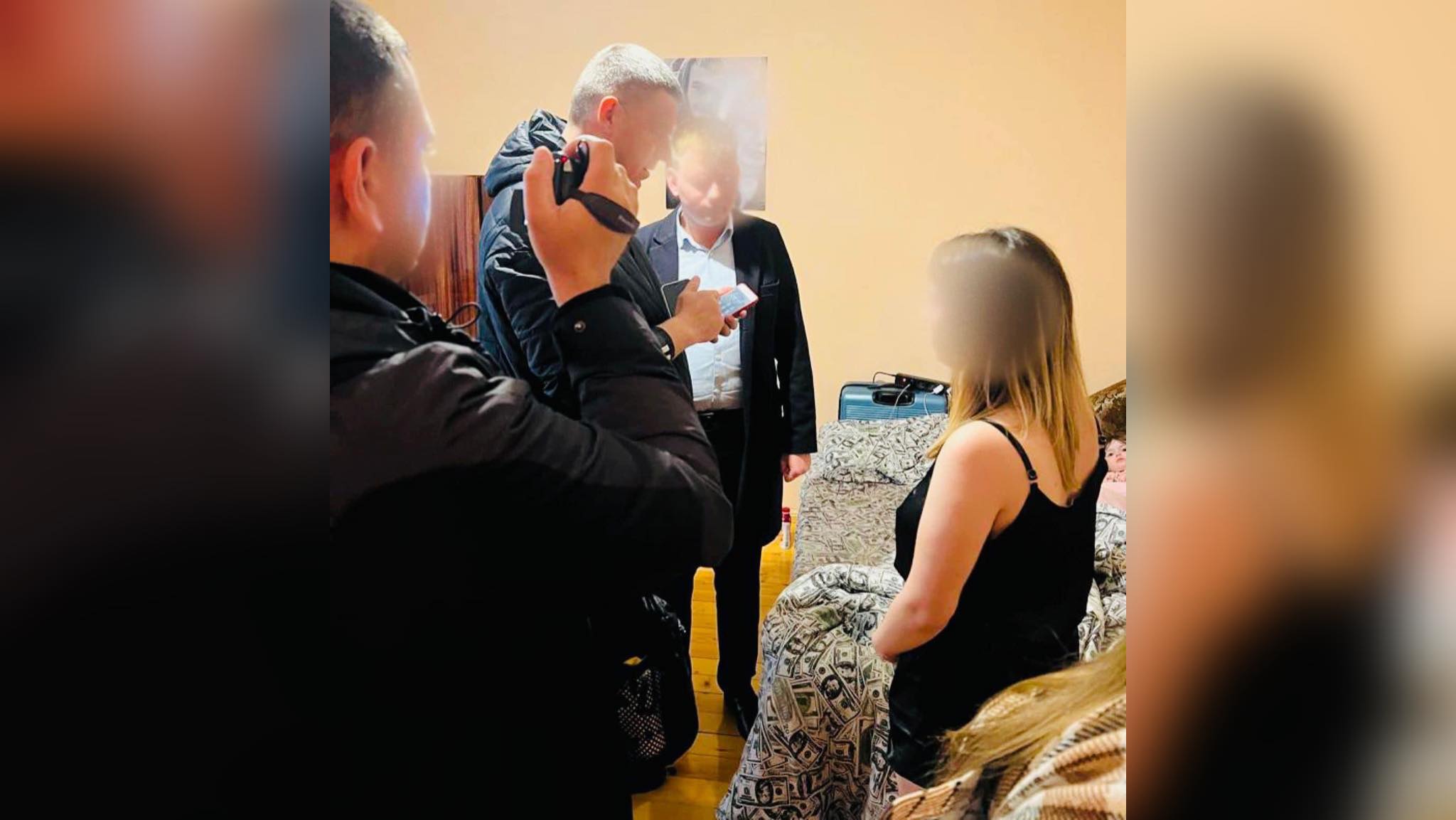 Прикарпатка “кинула” покупців на 150 тисяч гривень, продаючи уявні iPhone (ФОТО)