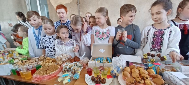 У франківському ліцеї на ярмарку зібрали 115 000 гривень на дрони, які виготовляє учень (ФОТО)
