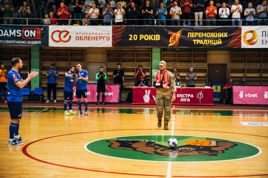 Поранений нацгвардієць виконав перший удар у чемпіонському матчі “Ураган” – “ХІТ” (ФОТО)