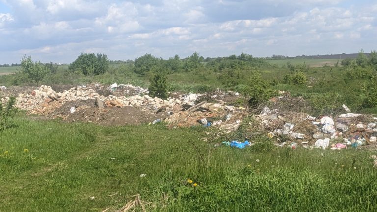 Стихійне сміттєзвалище на 200 метрів квадратних виявили поблизу Дністра на Прикарпатті (ФОТО)