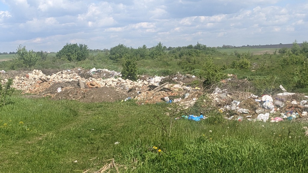 Стихійне сміттєзвалище на 200 метрів квадратних виявили поблизу Дністра на Прикарпатті (ФОТО)