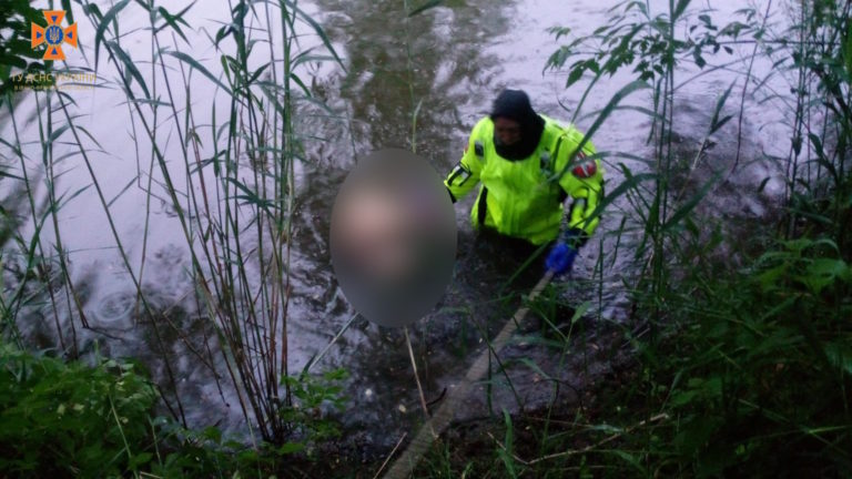З річки у Підпечерах витягнули тіло чоловіка (ФОТОФАКТ)