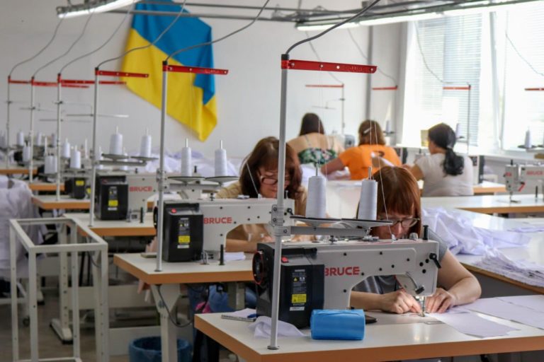 У Калуші запрацювало релоковане підприємство з виготовлення спецодягу для медиків