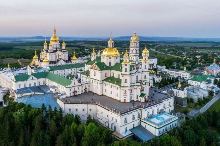 Франківські депутати закликали Уряд і Мінкульт відібрати в московського патріархату Почаївську лавру
