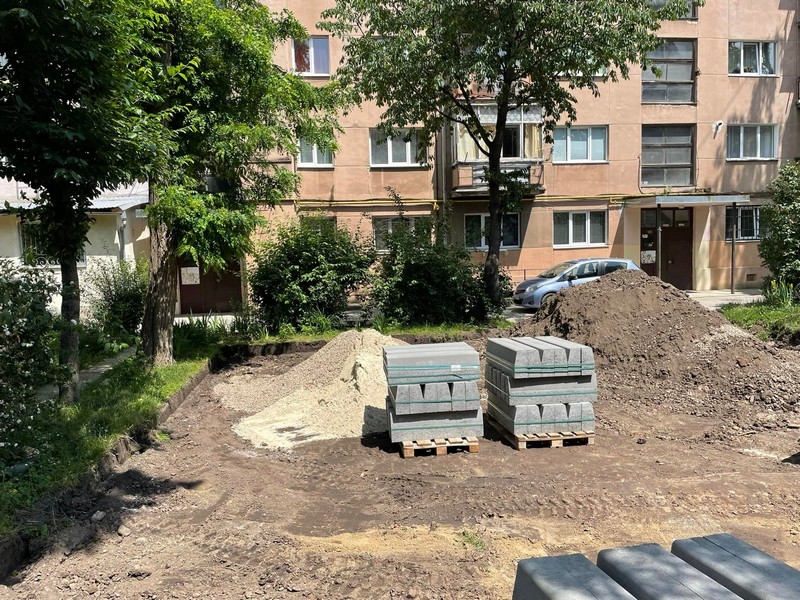 На розі вулиць Франка-Драгоманова за 750 тисяч гривень ремонтують двір (ФОТО)