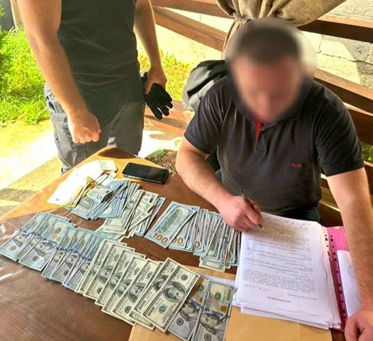 Від 8 до 12 тисяч доларів з особи: на Прикарпатті викрили ділків, які переправляли ухилянтів до Румунії (ФОТО)