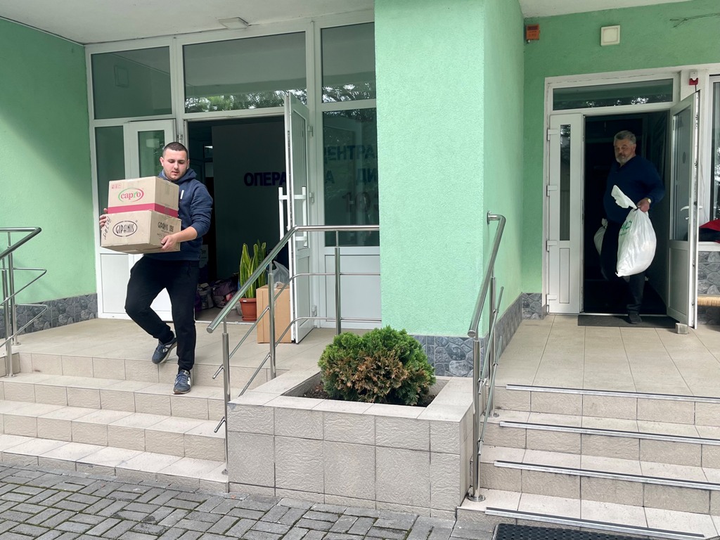 Медики прикарпатської “швидкої” відправили допомогу для Херсонщини (ФОТО)