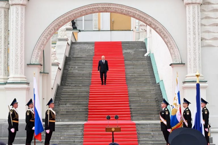На росії святкують “перемогу” над путчем Пригожина. ФСБ закрило кримінальну справу щодо путчистів