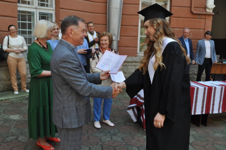 Замість квітів кошти для ЗСУ. Випускникам-фармацевтам франківського медуніверситету вручили дипломи (ФОТО)