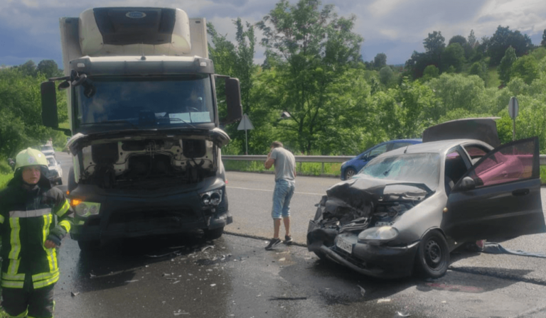 На Прикарпатті зіткнулися вантажівка та легковик, серед постраждалих діти (ФОТОФАКТ)