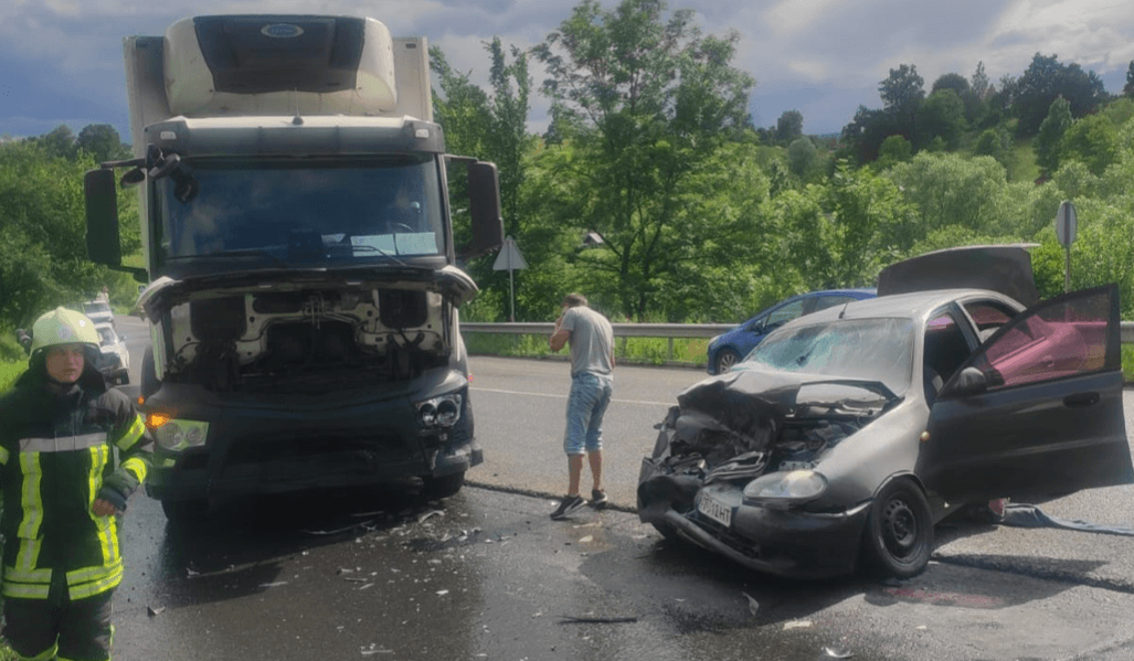 На Прикарпатті зіткнулися вантажівка та легковик, серед постраждалих діти (ФОТОФАКТ)