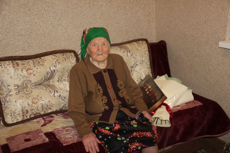 Прикарпатка відзначає сторічний ювілей, а її онучка – 50-річний (ФОТОФАКТ)