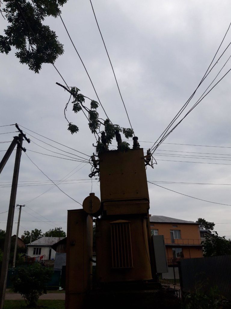Енергетики показали, в яких умовах ліквідовують наслідки негоди в області (ФОТО)