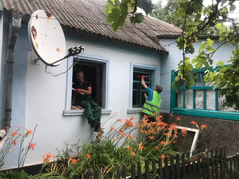 Калуські комунальники допомагають ліквідовувати наслідки катастрофи на Херсонщині (ФОТО)